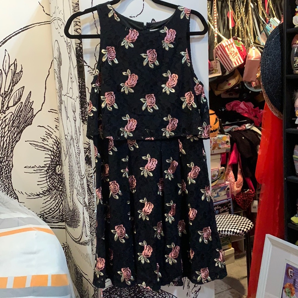 Black and pink lace rose dress